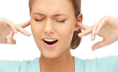 Болит голова и закладывает уши: возможные причины