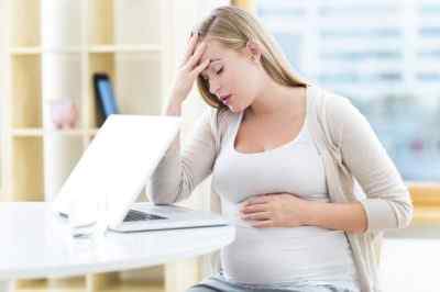 Почему возникает головная боль у беременных, и что можно принимать