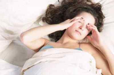 Почему болит голова ночью во время сна причины и решение проблемы