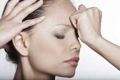 Почему голова болит в области лба – причины и лечение