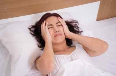 Причины головной боли у женщин как лечить дома и когда нужно срочно обратиться к врачу