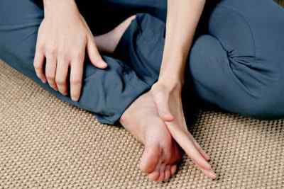 Массаж ног и рефлексотерапия – облегчите боли живота и головы